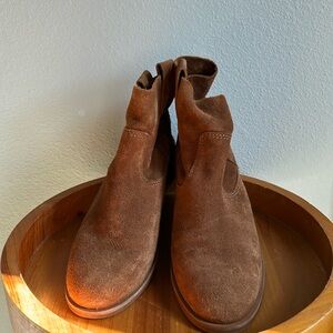 Gianni Bini brown suede booties